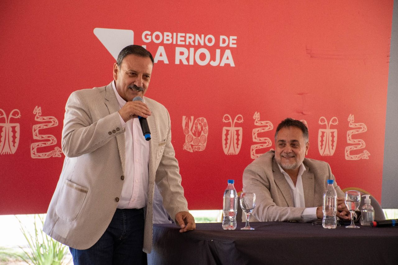 El gobernador Ricardo Quintela otorgó recategorizaciones a trabajadores del Registro de la Propiedad Inmueble y de la Dirección General de Catastro 